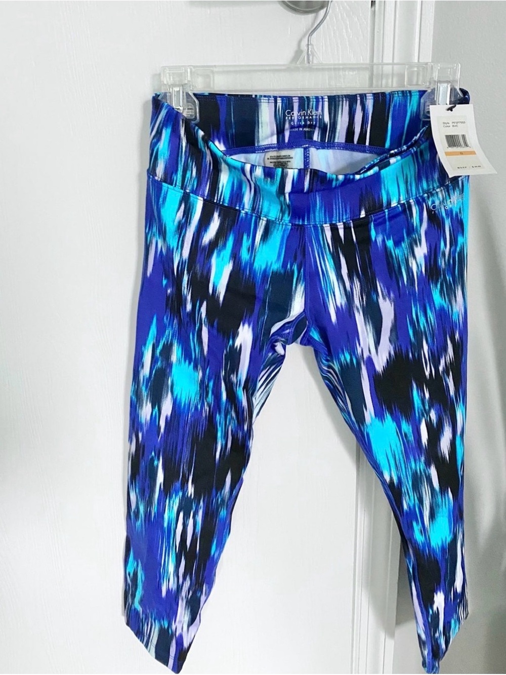 NEW with tags!$50 Calvin Klein quick dry capri leggings Women’s size SMALL